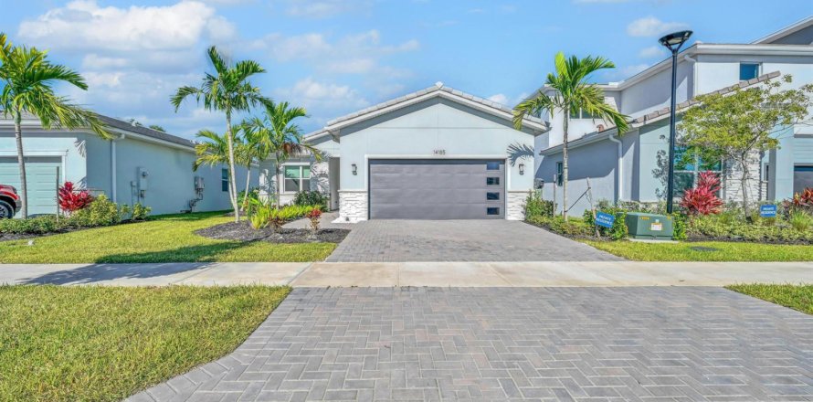 House in Port St. Lucie, Florida 3 bedrooms, 190.73 sq.m. № 2260273