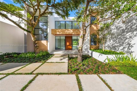 House in Pinecrest, Florida 7 bedrooms, 827.95 sq.m. № 1977981 - photo 3