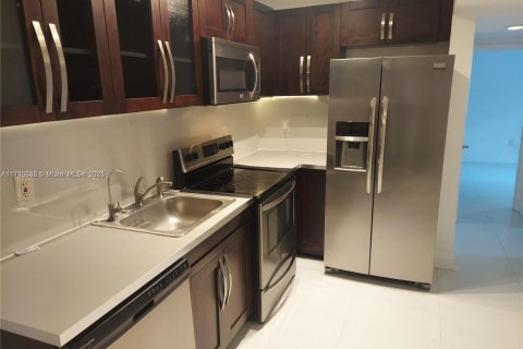 Condo in Miami Beach, Florida, 2 bedrooms  № 1859820 - photo 1