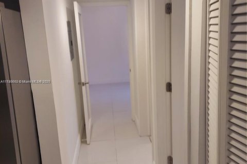 Condo in Miami Beach, Florida, 2 bedrooms  № 1859820 - photo 8