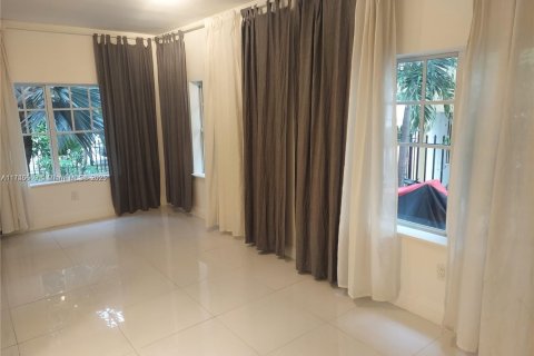 Condo in Miami Beach, Florida, 2 bedrooms  № 1859820 - photo 2