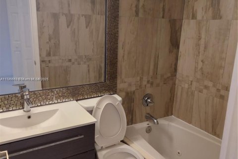 Condo in Miami Beach, Florida, 2 bedrooms  № 1859820 - photo 10