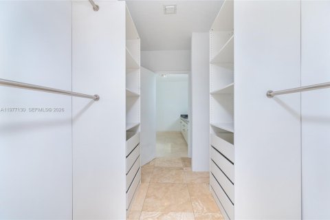 Condo in North Bay Village, Florida, 2 bedrooms  № 2041598 - photo 16