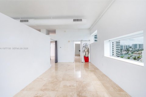 Condo in North Bay Village, Florida, 2 bedrooms  № 2041598 - photo 14