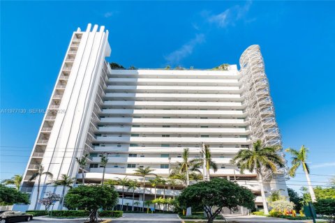 Condo in North Bay Village, Florida, 2 bedrooms  № 2041598 - photo 25