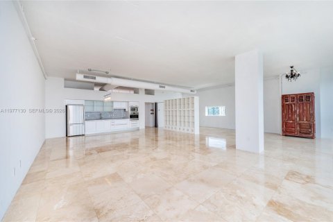 Condo in North Bay Village, Florida, 2 bedrooms  № 2041598 - photo 12