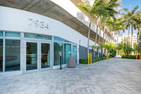 Condo in North Bay Village, Florida, 2 bedrooms  № 2041598 - photo 26