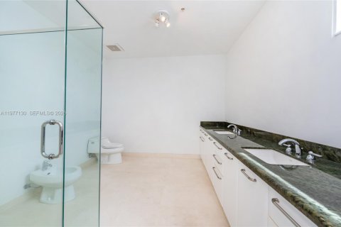 Condo in North Bay Village, Florida, 2 bedrooms  № 2041598 - photo 18