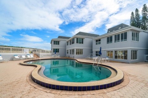 Condo in Stuart, Florida, 2 bedrooms № 2401220 - photo 28
