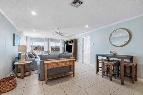 Condo in Stuart, Florida, 2 bedrooms № 2401220 - photo 9