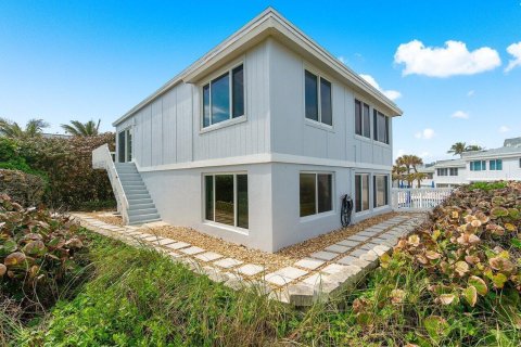 Condo in Stuart, Florida, 2 bedrooms № 2401220 - photo 2