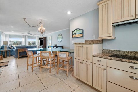 Condo in Stuart, Florida, 2 bedrooms № 2401220 - photo 5