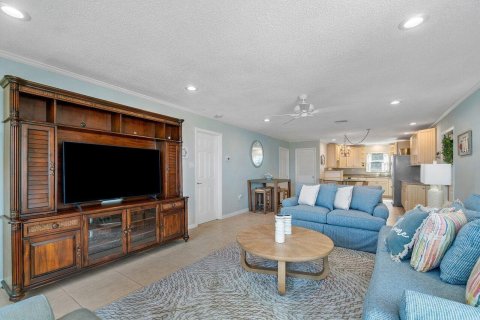 Condo in Stuart, Florida, 2 bedrooms № 2401220 - photo 12