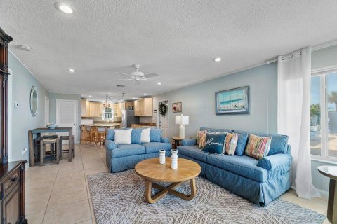 Condo in Stuart, Florida, 2 bedrooms № 2401220 - photo 11