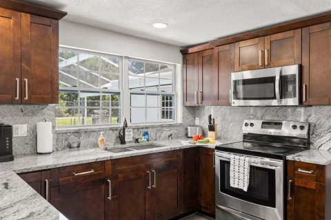 Casa en venta en Tampa, Florida, 5 dormitorios, 228.91 m2 № 2238998 - foto 8