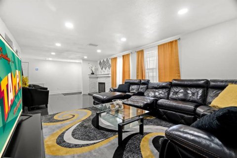 Casa en venta en Tampa, Florida, 5 dormitorios, 228.91 m2 № 2238998 - foto 5