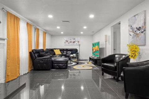 Casa en venta en Tampa, Florida, 5 dormitorios, 228.91 m2 № 2238998 - foto 4