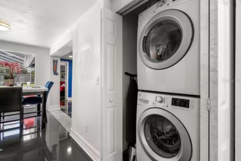 Casa en venta en Tampa, Florida, 5 dormitorios, 228.91 m2 № 2238998 - foto 11