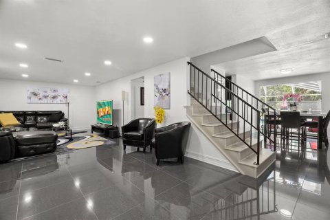 Casa en venta en Tampa, Florida, 5 dormitorios, 228.91 m2 № 2238998 - foto 2