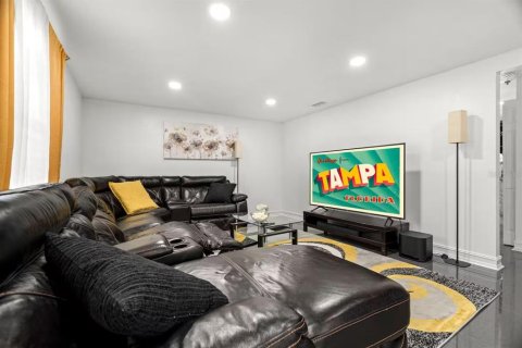 Casa en venta en Tampa, Florida, 5 dormitorios, 228.91 m2 № 2238998 - foto 3