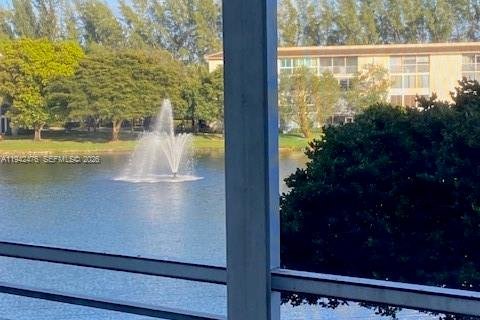 Condominio en venta en Coconut Creek, Florida, 1 dormitorio, 74.14 m2 № 1999970 - foto 2