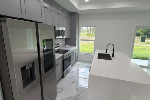 House in Lehigh Acres, Florida 3 bedrooms, 126.44 sq.m. № 2166774 - photo 7