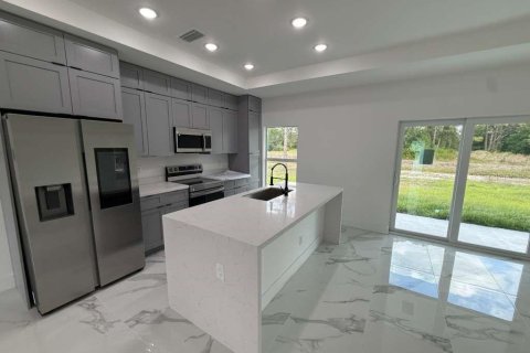House in Lehigh Acres, Florida 3 bedrooms, 126.44 sq.m. № 2166774 - photo 4
