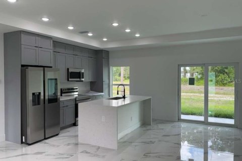 House in Lehigh Acres, Florida 3 bedrooms, 126.44 sq.m. № 2166774 - photo 6