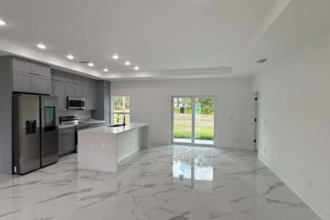 House in Lehigh Acres, Florida 3 bedrooms, 126.44 sq.m. № 2166774 - photo 5