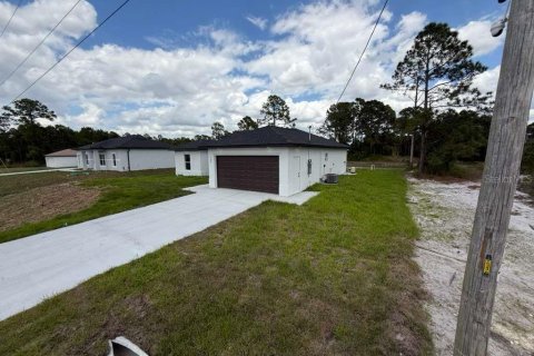 House in Lehigh Acres, Florida 3 bedrooms, 126.44 sq.m. № 2166774 - photo 2
