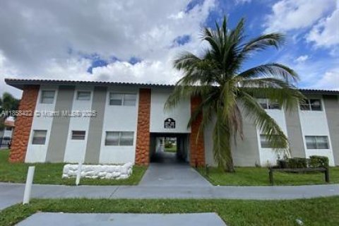 Condo in North Lauderdale, Florida, 2 bedrooms  № 1882535 - photo 14