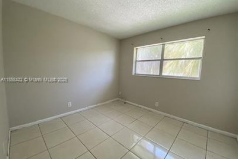 Condo in North Lauderdale, Florida, 2 bedrooms  № 1882535 - photo 7