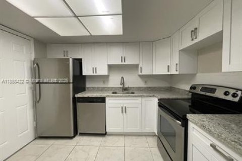 Condo in North Lauderdale, Florida, 2 bedrooms  № 1882535 - photo 2