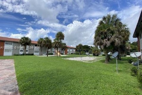 Condo in North Lauderdale, Florida, 2 bedrooms  № 1882535 - photo 15