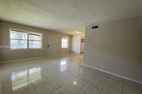 Condo in North Lauderdale, Florida, 2 bedrooms  № 1882535 - photo 3