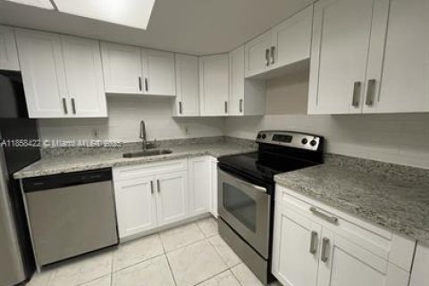 Condo in North Lauderdale, Florida, 2 bedrooms  № 1882535 - photo 1