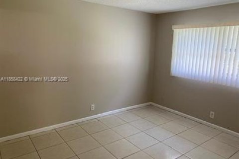 Condo in North Lauderdale, Florida, 2 bedrooms  № 1882535 - photo 10