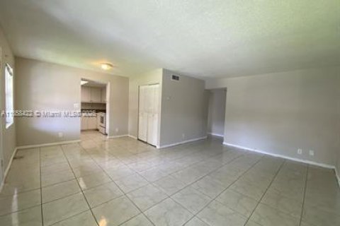 Condo in North Lauderdale, Florida, 2 bedrooms  № 1882535 - photo 5