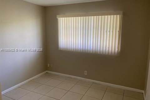 Condo in North Lauderdale, Florida, 2 bedrooms  № 1882535 - photo 12