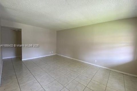 Condo in North Lauderdale, Florida, 2 bedrooms  № 1882535 - photo 11