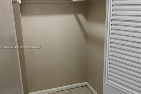 Condo in North Lauderdale, Florida, 2 bedrooms  № 1882535 - photo 9