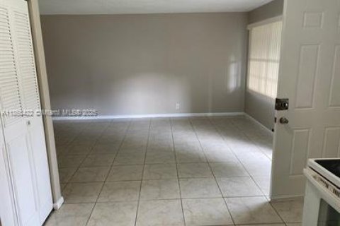 Condo in North Lauderdale, Florida, 2 bedrooms  № 1882535 - photo 4