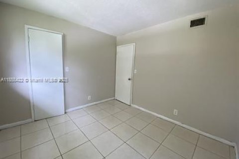 Condo in North Lauderdale, Florida, 2 bedrooms  № 1882535 - photo 6