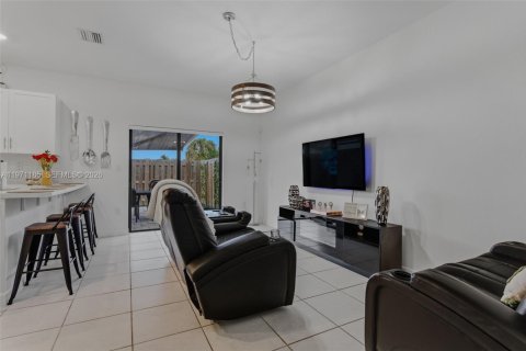 Touwnhouse à vendre à Miami, Floride: 3 chambres, 142.98 m2 № 2173205 - photo 11