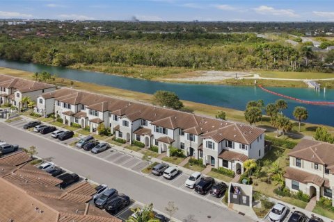 Touwnhouse à vendre à Miami, Floride: 3 chambres, 142.98 m2 № 2173205 - photo 4