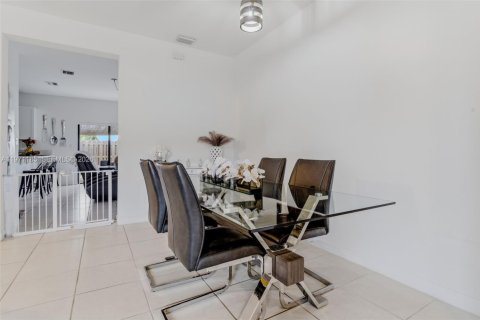 Touwnhouse à vendre à Miami, Floride: 3 chambres, 142.98 m2 № 2173205 - photo 9
