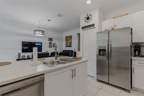 Touwnhouse à vendre à Miami, Floride: 3 chambres, 142.98 m2 № 2173205 - photo 12