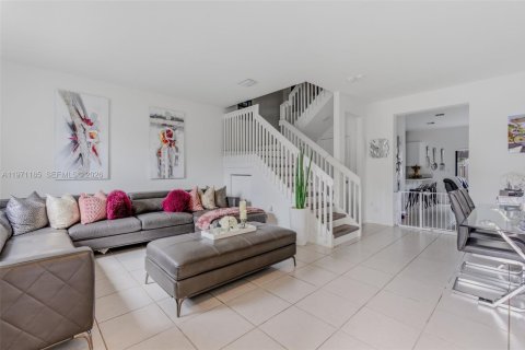 Townhouse in Miami, Florida 3 bedrooms, 142.98 sq.m. № 2173205