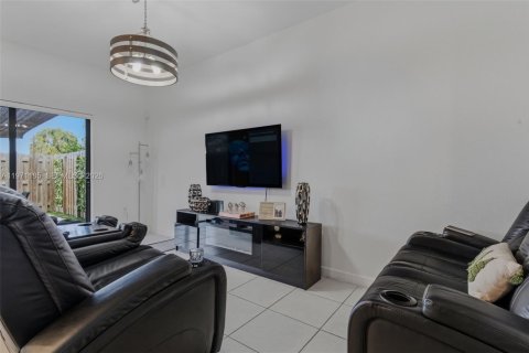 Touwnhouse à vendre à Miami, Floride: 3 chambres, 142.98 m2 № 2173205 - photo 15