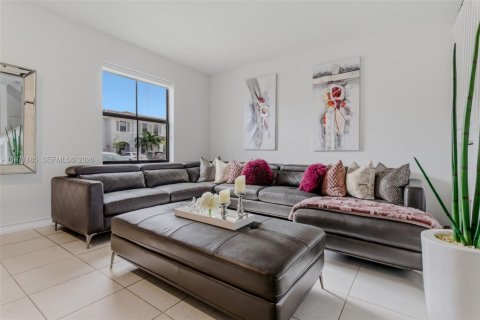 Touwnhouse à vendre à Miami, Floride: 3 chambres, 142.98 m2 № 2173205 - photo 7